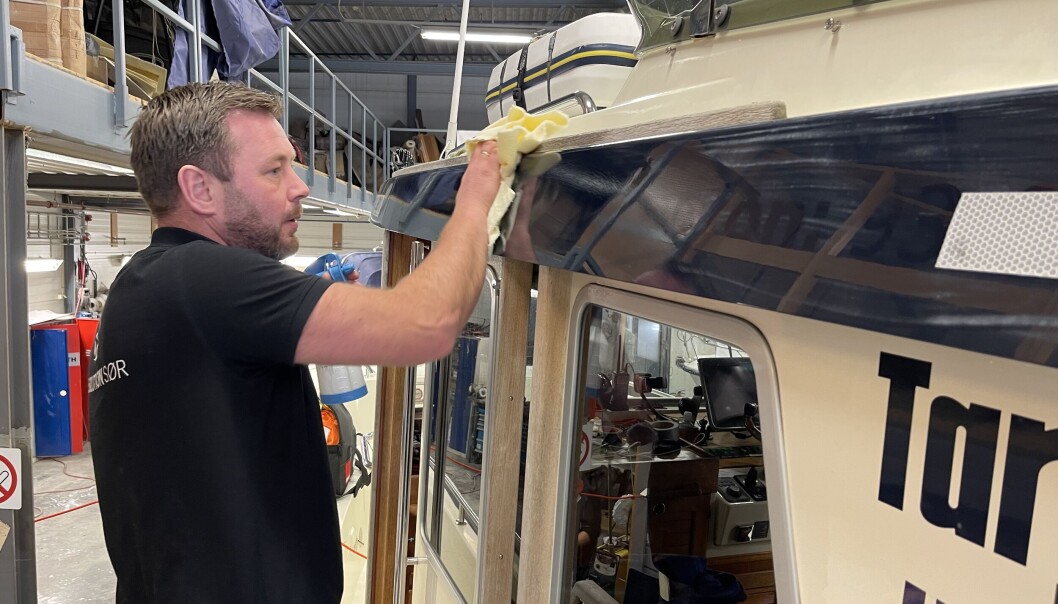 Reportasjebåten får ny glans med keramisk coating Reportasjebåten får ny glans med keramisk coating