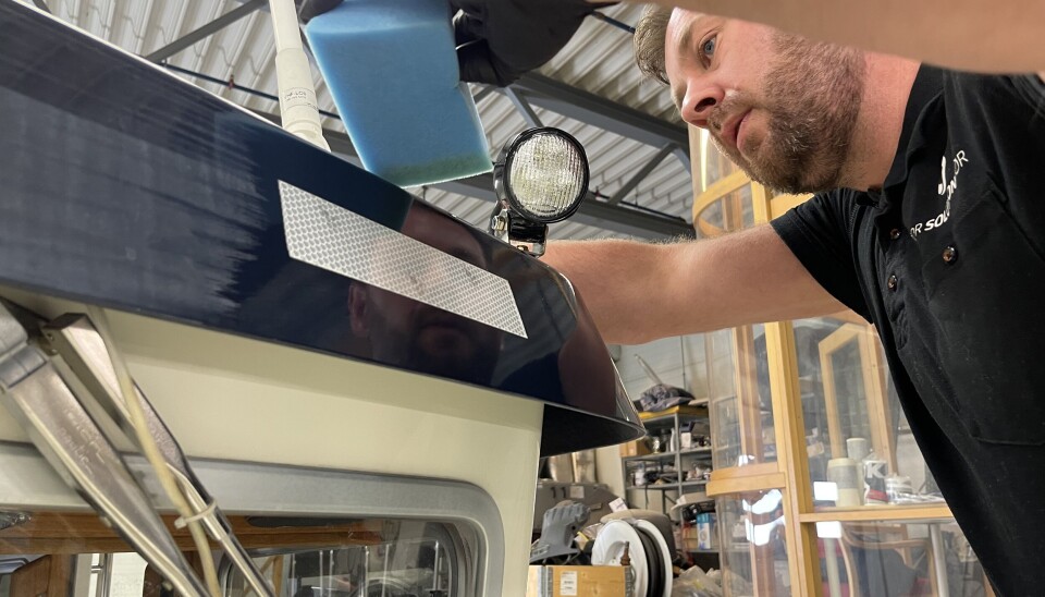 EN-KOMPONENT: HD Coating Xtreme er en en-komponent, keramisk overflatebehandling som påføres med svamp. EN-KOMPONENT: HD Coating Xtreme er en en-komponent, keramisk overflatebehandling som påføres med svamp.