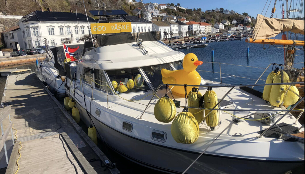 KREATIVT: Når fendere i alle størrelser og fasonger forvandles til påskeegg, blir det stemning i havna. Familiens Beichmanns Fairline Turbo vekker absolutt oppsikt. KREATIVT: Når fendere i alle størrelser og fasonger forvandles til påskeegg, blir det stemning i havna. Familiens Beichmanns Fairline Turbo vekker absolutt oppsikt.