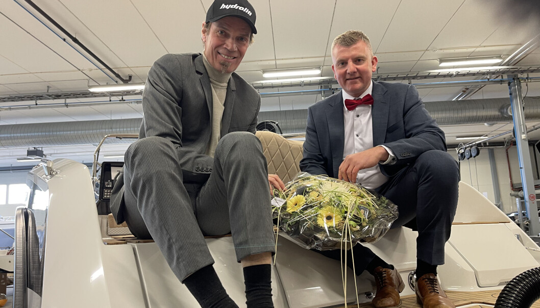 GRATULERER: Bård Eker kan se tilbake på 20 innholdsrike år i Hydrolift. Her sammen med produksjonssjef Anders Vongraven Krogh på jubileumsfesten i Fredrikstad. FOTO: AMUND RICH. LØKEN. GRATULERER: Bård Eker kan se tilbake på 20 innholdsrike år i Hydrolift. Her sammen med produksjonssjef Anders Vongraven Krogh på jubileumsfesten i Fredrikstad. FOTO: AMUND RICH. LØKEN.