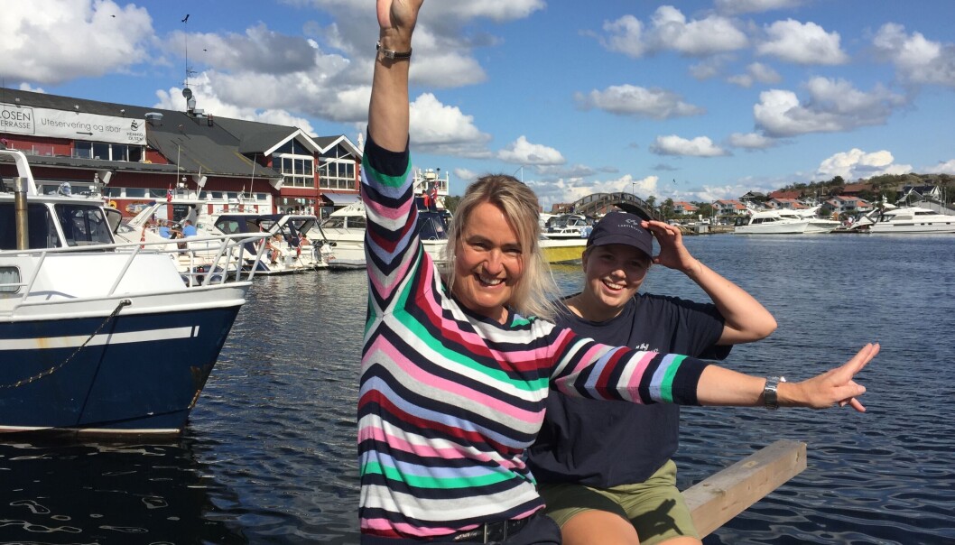 OVER OG UT: Hun kan smile over ni gode år som havnevert i Stavern gjestehavn, Inger Kristine Grønvold, men nå er hun likevel lei seg over oppsigelsen. Larvik Havn vil drive selv. Her er den populære havneverten sammen med en av de mange assistentene, Martine Raugland. FOTO: AMUND RICH. LØKEN. OVER OG UT: Hun kan smile over ni gode år som havnevert i Stavern gjestehavn, Inger Kristine Grønvold, men nå er hun likevel lei seg over oppsigelsen. Larvik Havn vil drive selv. Her er den populære havneverten sammen med en av de mange assistentene, Martine Raugland. FOTO: AMUND RICH. LØKEN.