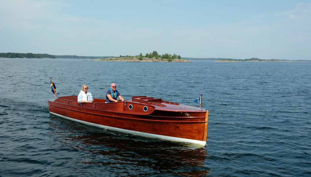 EN PERLE: Tomas og Gunilla Hoffmans lille «Greta» er en perle i skjærgården. Båten er over hundre år gammel, mens fremdriften er elektrisk.