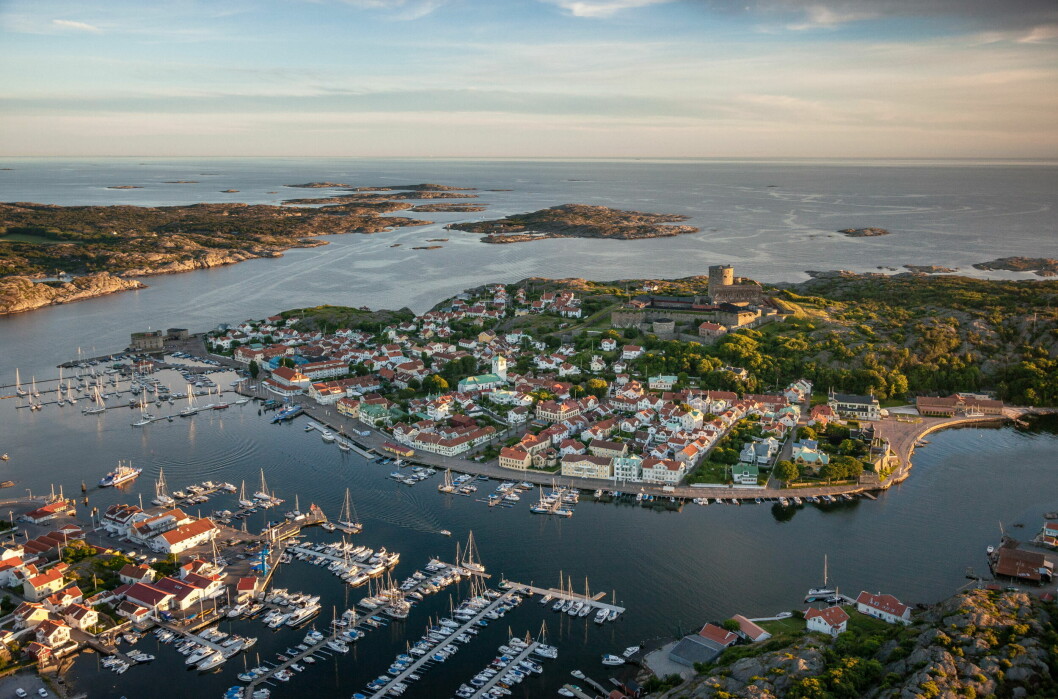 MEKTIG: Den store gjestehavna på Marstrand ligger mellom Södra Strandverket og ferjeleiet.