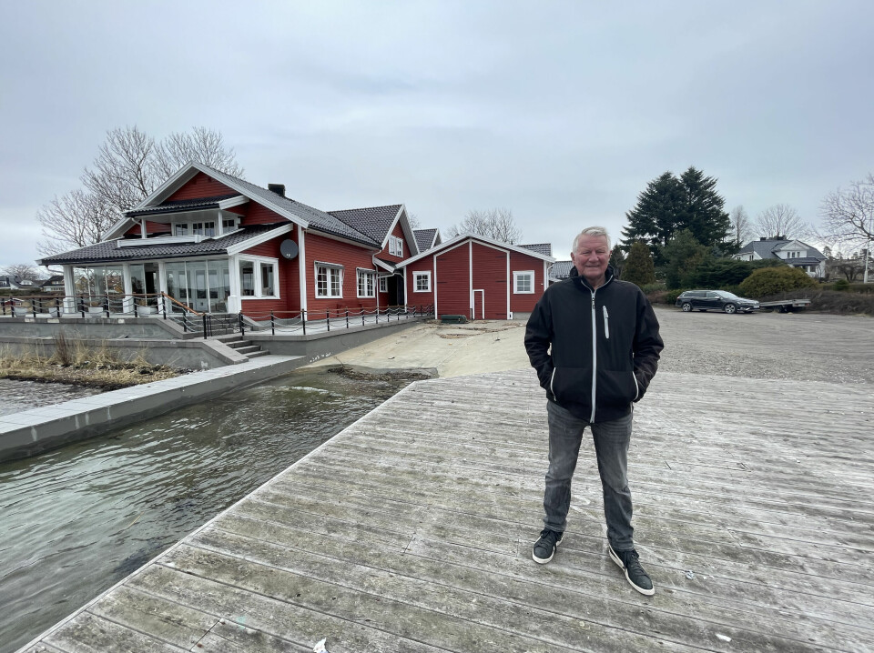 EGET BÅTBYGGERI: Jan Christophersen utenfor sin prakteiendom på Nes ved Husvik. Bak den store porten til venstre skjuler det seg et båtbyggeri og innendørs opplagsplass. Det er her yachten er bygget.