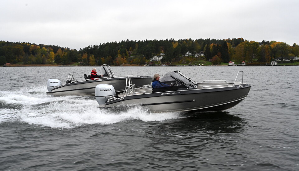 TO VERSJONER: Silver Shark BRX og CCX har makne skrog uten steglister, men ulike dekksløsninger. CCX-modellen har senterkonsoll, mens BRX har to sidemonterte konsoller. TO VERSJONER: Silver Shark BRX og CCX har makne skrog uten steglister, men ulike dekksløsninger. CCX-modellen har senterkonsoll, mens BRX har to sidemonterte konsoller.