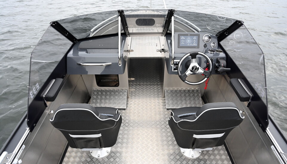 BOWRIDER: Førerplassen i BRX-versjonen med en konsoll på hver side. 9 tommer Raymarine kartplotter er standard. BOWRIDER: Førerplassen i BRX-versjonen med en konsoll på hver side. 9 tommer Raymarine kartplotter er standard.