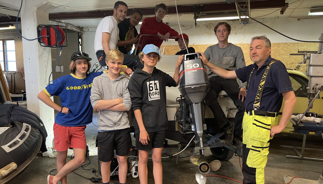 UNG PÅ FJORDEN: En glad gjeng i en nystartet klubb som dyrker båt- og motorinteressen sin hver onsdag, her foran fra venstre; Sander (14), Thomas (13) Kristian (13) og Kjell Atle Kjønnø. Bak fra venstre; Tor Magne (arbeidsleder), Sondre (13), Julian Angell (arbeidsleder), Mikkel (14) og Herman (14). Foto: Amund Rich. Løken. UNG PÅ FJORDEN: En glad gjeng i en nystartet klubb som dyrker båt- og motorinteressen sin hver onsdag, her foran fra venstre; Sander (14), Thomas (13) Kristian (13) og Kjell Atle Kjønnø. Bak fra venstre; Tor Magne (arbeidsleder), Sondre (13), Julian Angell (arbeidsleder), Mikkel (14) og Herman (14). Foto: Amund Rich. Løken.