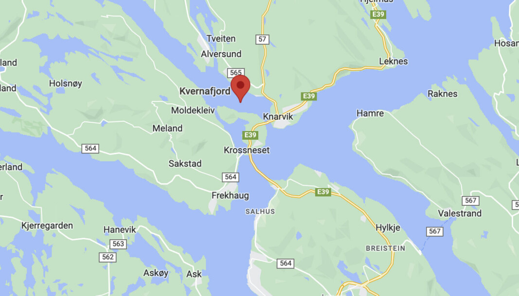 Det ble startet søk i Kvernafjorden i Alver kommune etter funn av en tom båt med motoren i gang. Båteieren er nå kommet til rette og redningsaksjonen er avblåst.