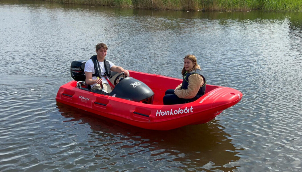 River 350 XR med 10 hk Mercury kan kjøres av ungsommer som ennå ikke har fått båtførerbevis. River 350 XR med 10 hk Mercury kan kjøres av ungsommer som ennå ikke har fått båtførerbevis.