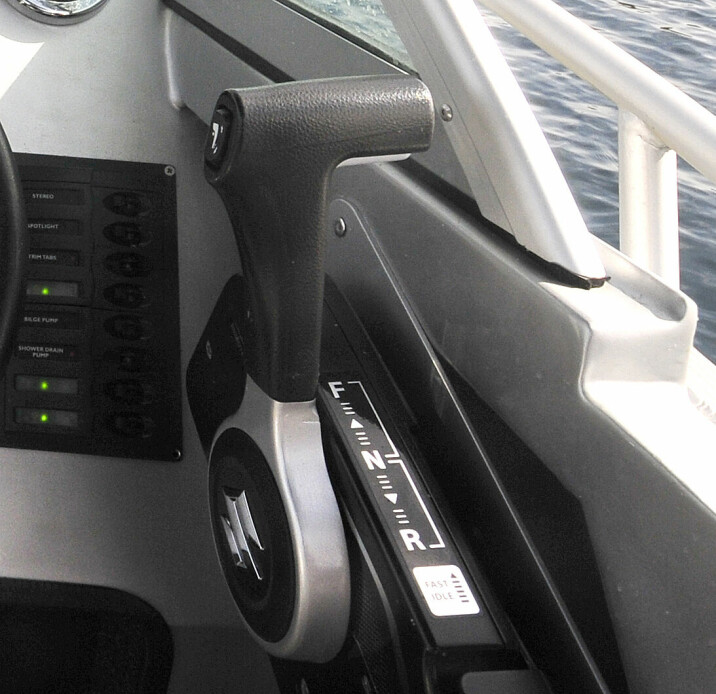 Alle båter med powertrim har en knapp på gasspaken. Denne brukes ikke bare til å heve og senke motoren i havn, litt trim gir lavere forbruk og sikrere, mer komfortabel fart.