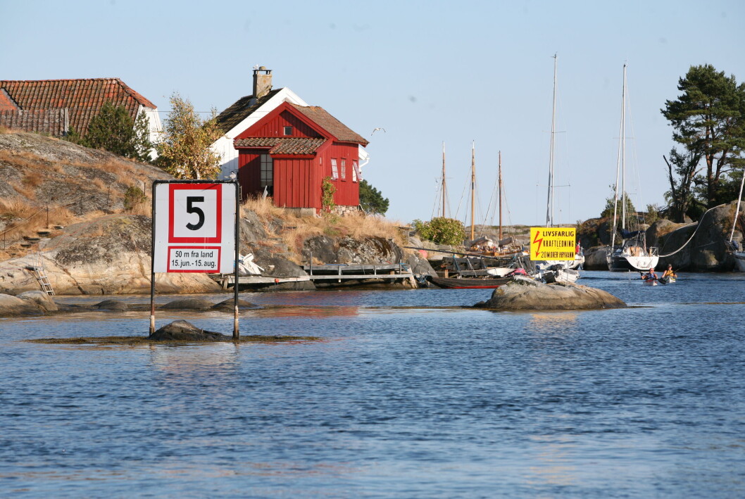 SKILTFORVIRRING: I år er det innført nye fartsgrenser på sjøen, men flere steder er ikke skiltene endret. (FOTO: ATLE KNUTSEN). SKILTFORVIRRING: I år er det innført nye fartsgrenser på sjøen, men flere steder er ikke skiltene endret. (FOTO: ATLE KNUTSEN).