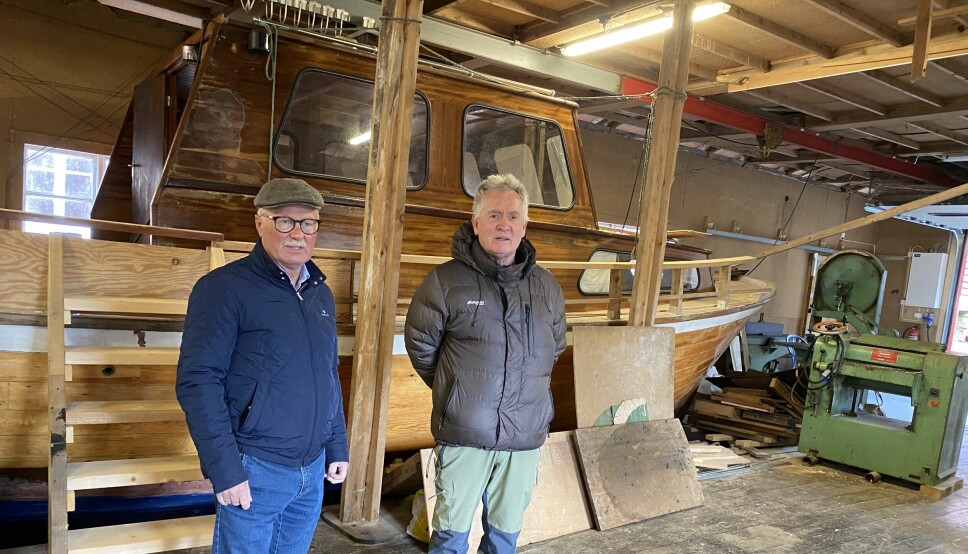 STUDIETUR: Thor Norling (til venstre) på besøk hos Arne Olav Aase – sønnen til båtbyggeren Olav Aase som bygget skroget i 2001. Båtbyggeren var den gang 80 år gammel.