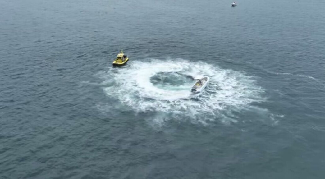 DØDENS SIRKEL: Amerikansk politi har delt bilder av en senterkonsollbåt som går i full i ring.