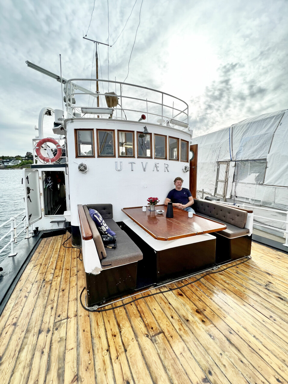 MEKTIG: Thomas Nicolai Bjønness har en forkjærlighet for store båter – og styrhuset i «Utvær» er stort som på et skip.