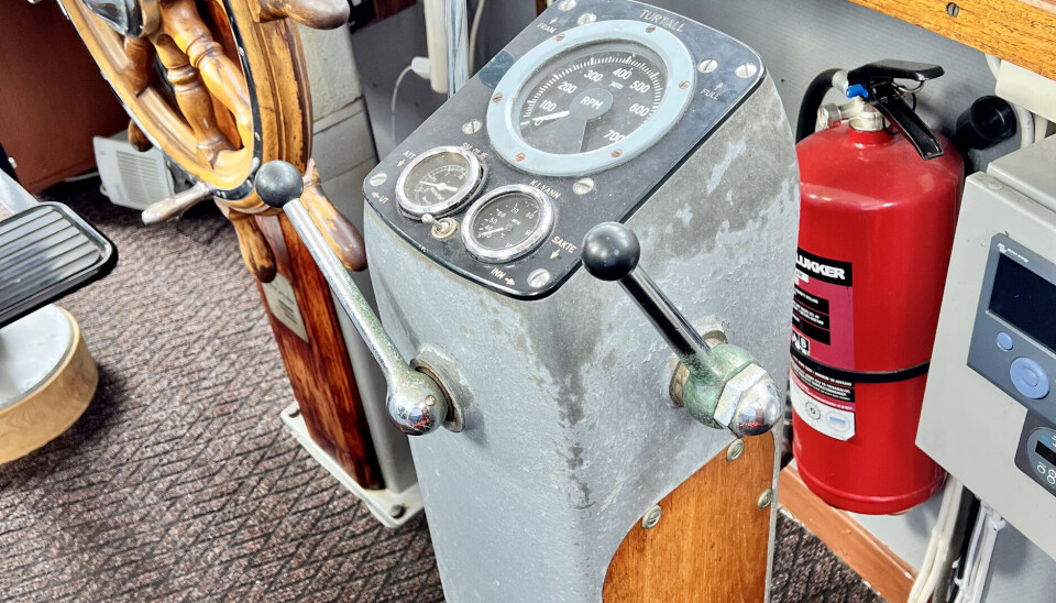 SAKTEGÅENDE: Motoren kan gå med 450 omdreininger, men marsjturtallet ligger på 350. Maskintelegrafen ble installert samtidig med Wichmann-motoren i 1963. SAKTEGÅENDE: Motoren kan gå med 450 omdreininger, men marsjturtallet ligger på 350. Maskintelegrafen ble installert samtidig med Wichmann-motoren i 1963.