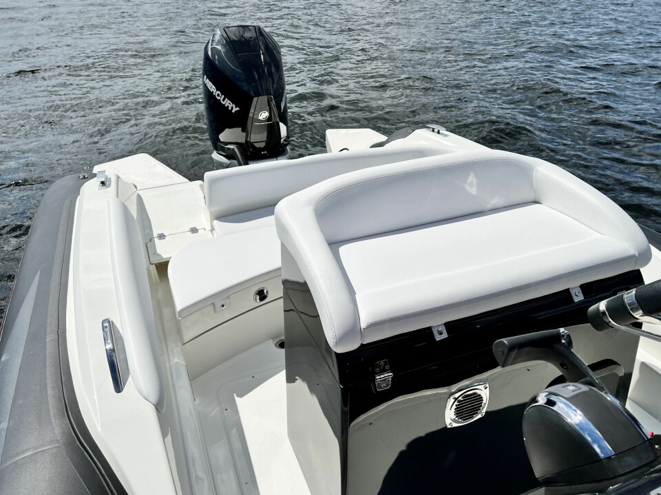 SITTEPLASSER: Båten har en L-sofa akter med sitteplass til tre. Ved konsollen er det ståplass til en til to personer, og sitteplass til ytterligere en foran konsollen.