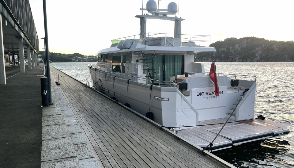 TO STEDER SAMTIDIG: 'Big Beaver', som onsdag ble filmet i Søgne, ble observert i Farsund i går og i dag. Ifølge AIS-data befinner samme båt seg i Cannes i Frankrike.
