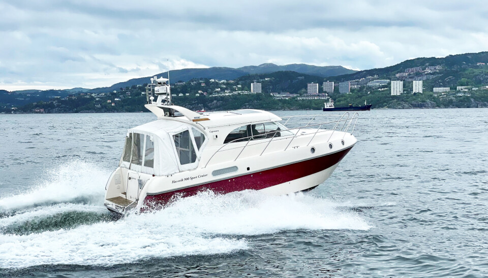 ALLVÆRSBÅT: Hansvik 900 Sport Cruiser er en komplett vestlandsbåt med akterdekk, romslig salong og to store lugarer. ALLVÆRSBÅT: Hansvik 900 Sport Cruiser er en komplett vestlandsbåt med akterdekk, romslig salong og to store lugarer.