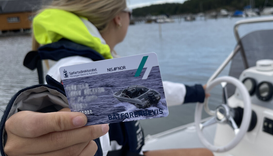 BÅTFØRERBEVISET: Jeg var ikke klar over at jeg kunne få bot for ikke ha med meg båtførerbeviset, sier 17-åringen som ble stanset av politiet i Tønsberg. Illustrasjonsfoto: Amund Rich. Løken. aA BÅTFØRERBEVISET: Jeg var ikke klar over at jeg kunne få bot for ikke ha med meg båtførerbeviset, sier 17-åringen som ble stanset av politiet i Tønsberg. Illustrasjonsfoto: Amund Rich. Løken. aA