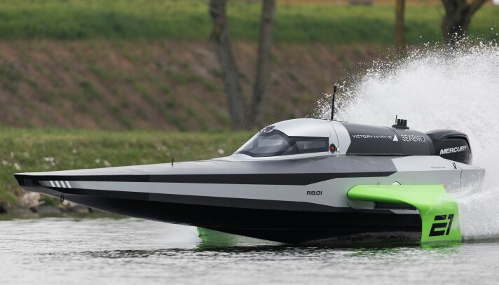 HYDROFOIL: E-båten RaceBird er bygget for fart opp mot 50 knop. Hydrofoilen løfter seg for å minske friksjonen i vannet og dermed spare energi. Bildet er tatt under den første testen i Italia tidligere i år.