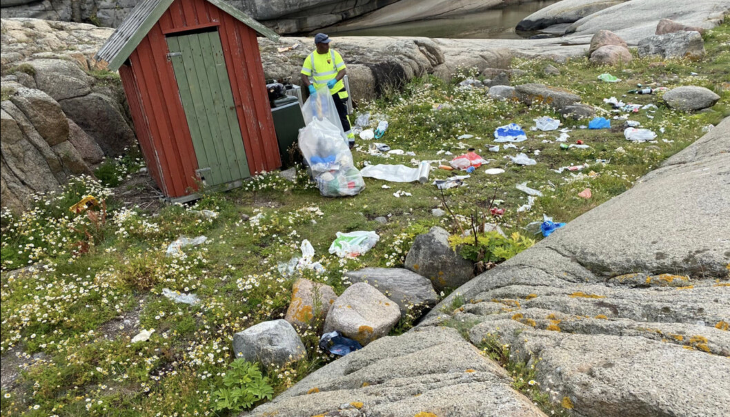 UBETENKSOMT: Båtfolket setter igjen søppelposer på utsiden av de fulle søppeldunkene og tror at de har ryddet etter seg. Her ser du hva som ventet skjærgårdstjenesten i Sandefjord kommune etter en flott siste julihelg på Stauper. Foto: Eivind Nervik. UBETENKSOMT: Båtfolket setter igjen søppelposer på utsiden av de fulle søppeldunkene og tror at de har ryddet etter seg. Her ser du hva som ventet skjærgårdstjenesten i Sandefjord kommune etter en flott siste julihelg på Stauper. Foto: Eivind Nervik.