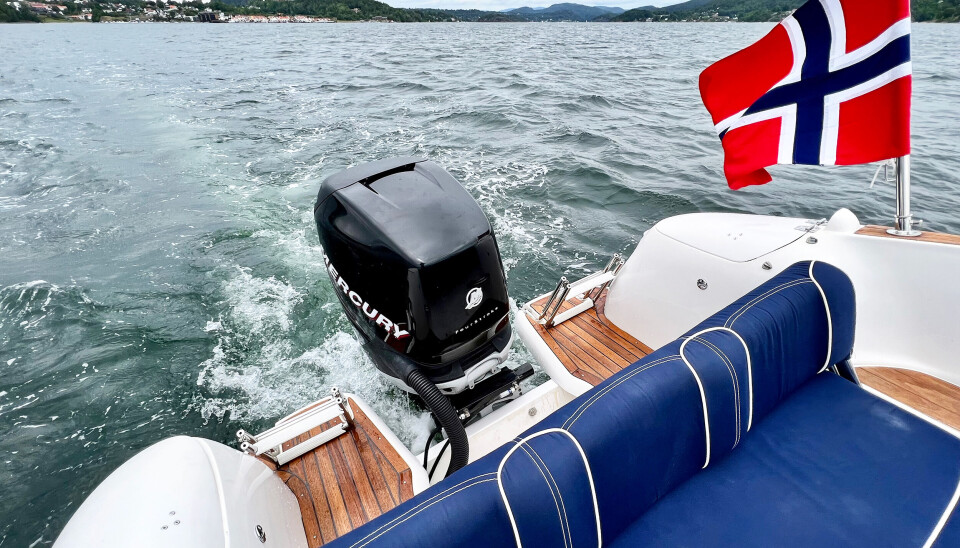 PLATTFORM: 24 Touring var en av de første dagsturbåtene som hadde en skikkelig badeplattform rundt motoren. PLATTFORM: 24 Touring var en av de første dagsturbåtene som hadde en skikkelig badeplattform rundt motoren.