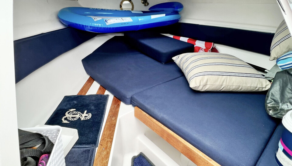 OVERNATTING: En fullverdig køye gir overnattingsmulighet for to under dekk. Nåværende eier har byttet ut porta potti-løsningen med sjøvannstoalett. OVERNATTING: En fullverdig køye gir overnattingsmulighet for to under dekk. Nåværende eier har byttet ut porta potti-løsningen med sjøvannstoalett.