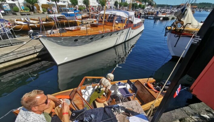 FEST OG STEMING: Under trebåtfestivalen er det alltid god stemning både blant utstillere og publikum. Foto: Atle Knutsen.