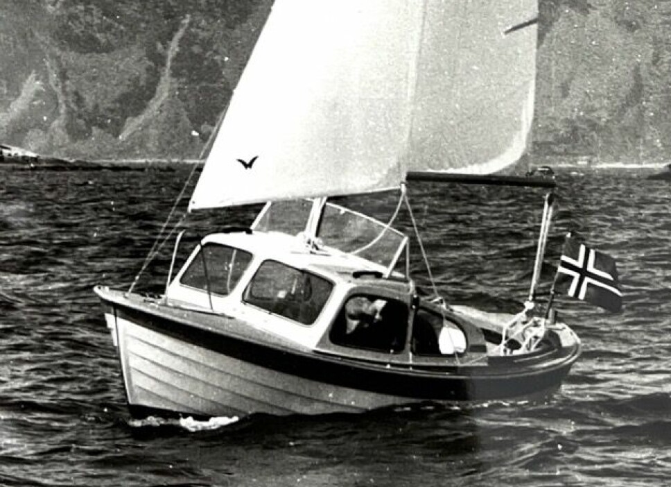 SEIL PÅ SNEKKA: Selv om vi setter seil på motorbåten, vil antakelig myndighetene innføre en vindavgift, tror Hole på skjæret.