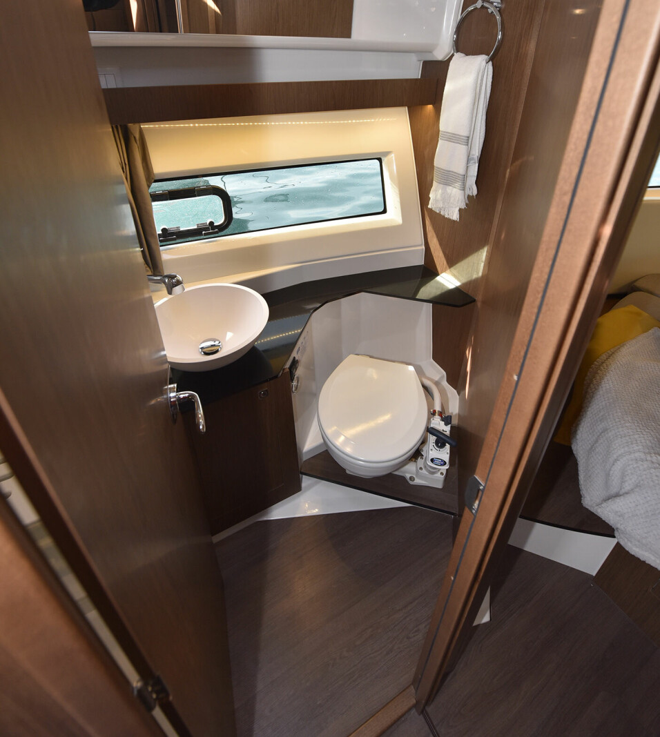 STØRRE: MF 1095 har et større og mer praktisk toalettrom enn NC 33, med toalettstolen plassert i den tørre avdelingen.