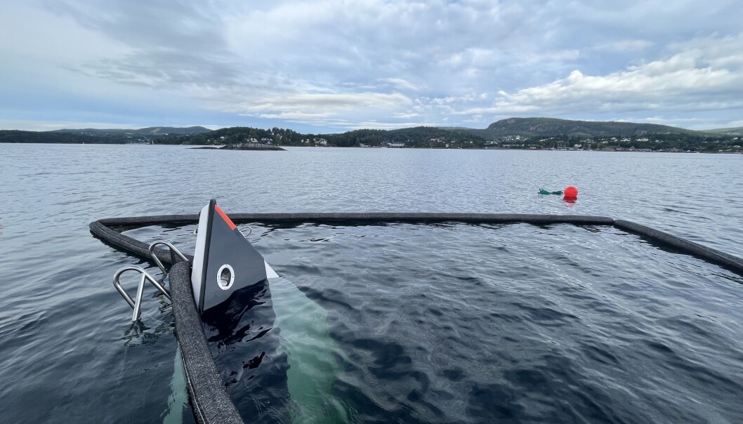 VRAK: Brannvesenet gjorde tiltak for å hindre oljesøl. Båten havnet langt fra skjæret det traff. VRAK: Brannvesenet gjorde tiltak for å hindre oljesøl. Båten havnet langt fra skjæret det traff.