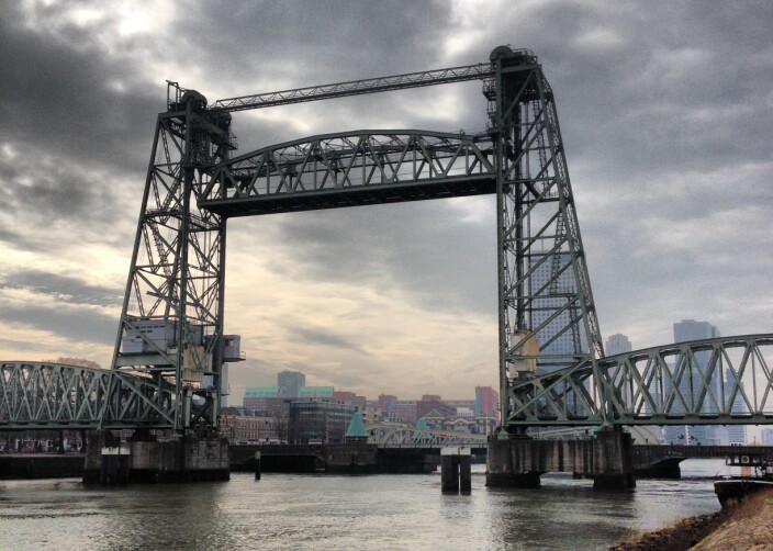 HISTORISK: Broen fra 1927 står som ett ikon i Rotterdam.