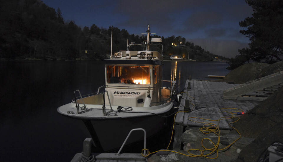 MIDNATT I DESEMBER: Fullmånen gir landskapet liv rundt en varm båt i Stokksund mellom Helgeroa og Langesund.