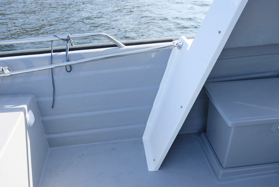 SAVNER TRAPP: Båten har høyt fribord. Savner trapp fra dollbord til dørk som standard. Kan leveres som ekstrautstyr.