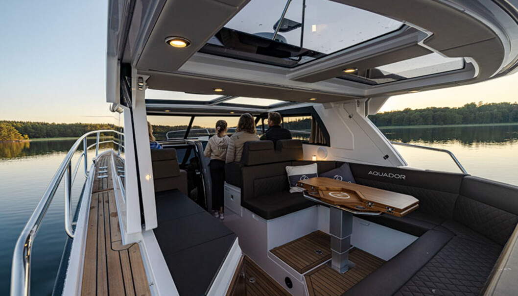 HARDTOP: Hardtopen er strukket helt akter over den store, sosiale uteplassen. HARDTOP: Hardtopen er strukket helt akter over den store, sosiale uteplassen.