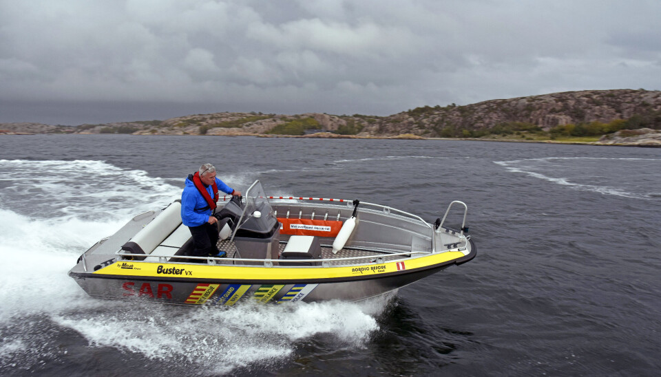LETT ALTERNATIV: Nordic Rescue SAR er en Buster LX som er modifisert med drivenheten fra en vannscooter. Båten gjør 45+ knop og svinger 180 grader på et par båtlengder. LETT ALTERNATIV: Nordic Rescue SAR er en Buster LX som er modifisert med drivenheten fra en vannscooter. Båten gjør 45+ knop og svinger 180 grader på et par båtlengder.