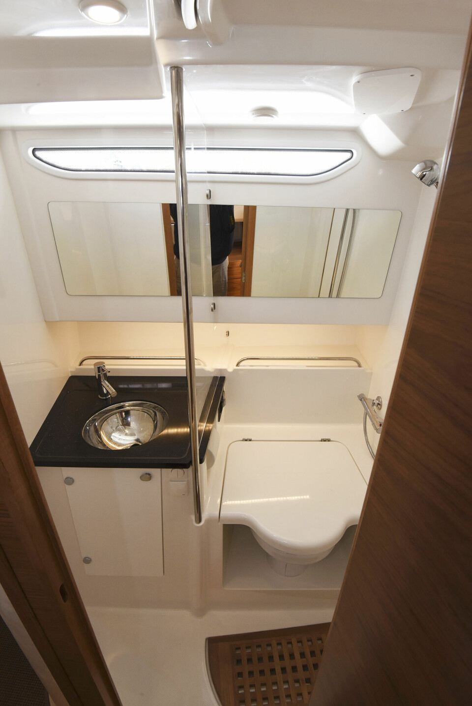 STÅHØYDE: Det er full ståhøyde på det komplette toalettrommet med dusjmulighet