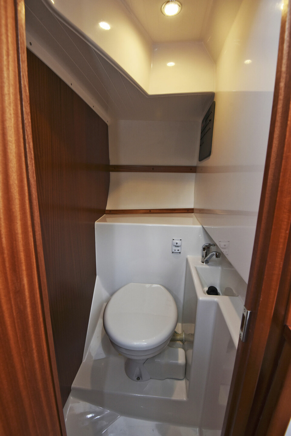 GOD PLASS: Toalettrommet har nesten full ståhøyde, vask og stuveplass. Vi savnet litt bedre ventilasjonsmuligheter.