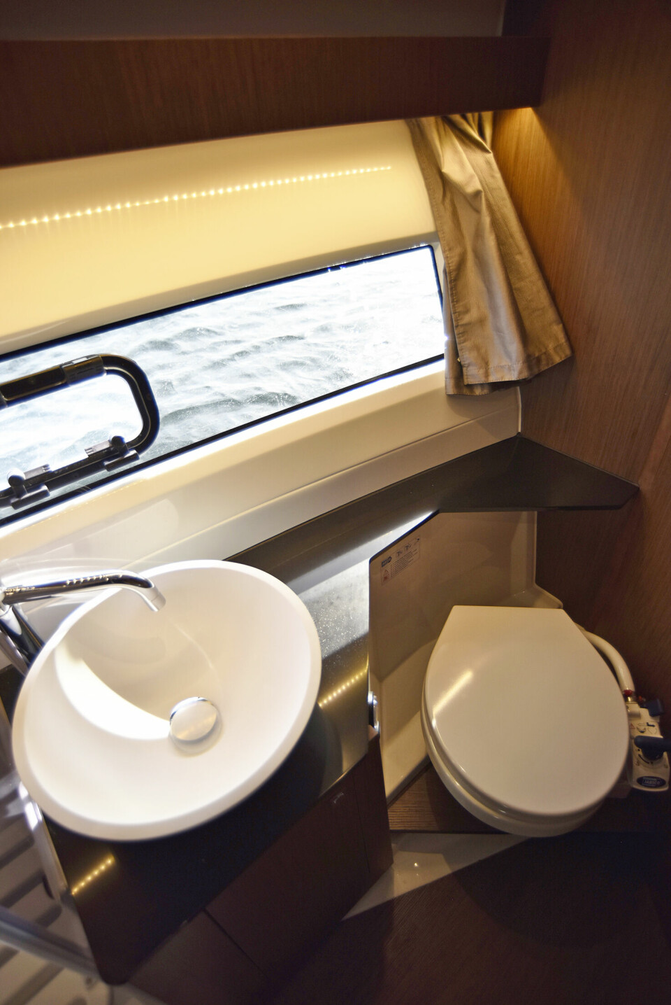 TOALETT: 
Et romslig toalettrom finnes på styrbord side. En ventil i skrogvinduet kan åpnes.