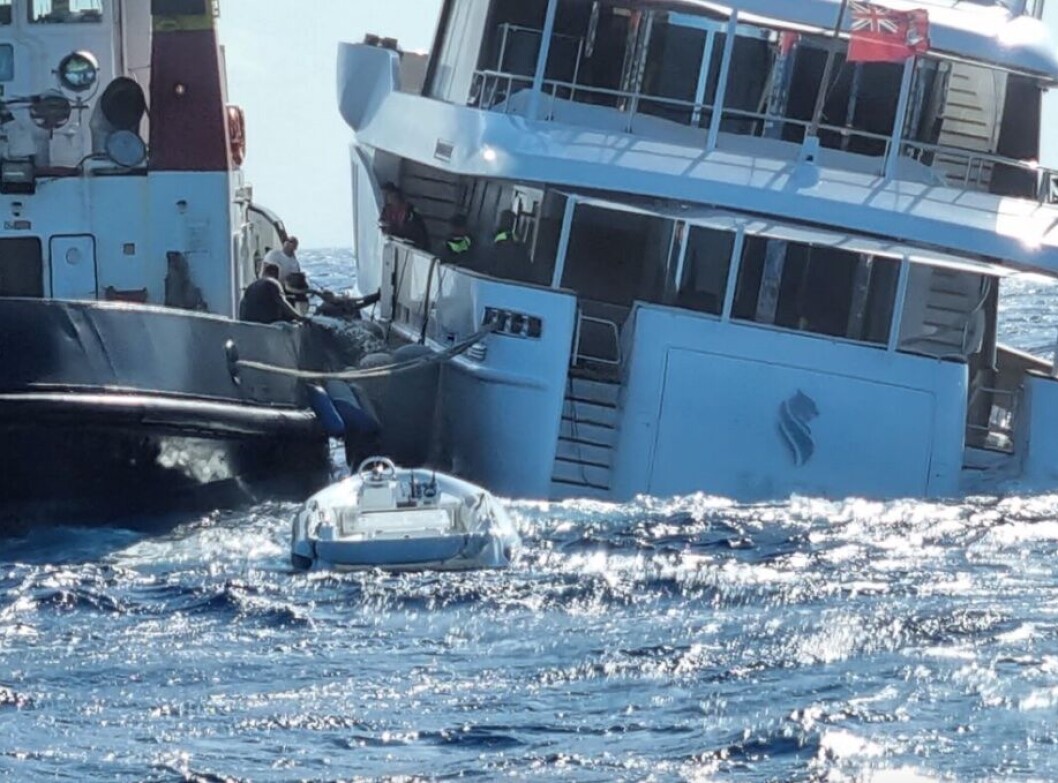 SANK: Kystvakten klarte ikke å berge den 39 meter lange superyachten som tok inn vann fra hekken. SANK: Kystvakten klarte ikke å berge den 39 meter lange superyachten som tok inn vann fra hekken.