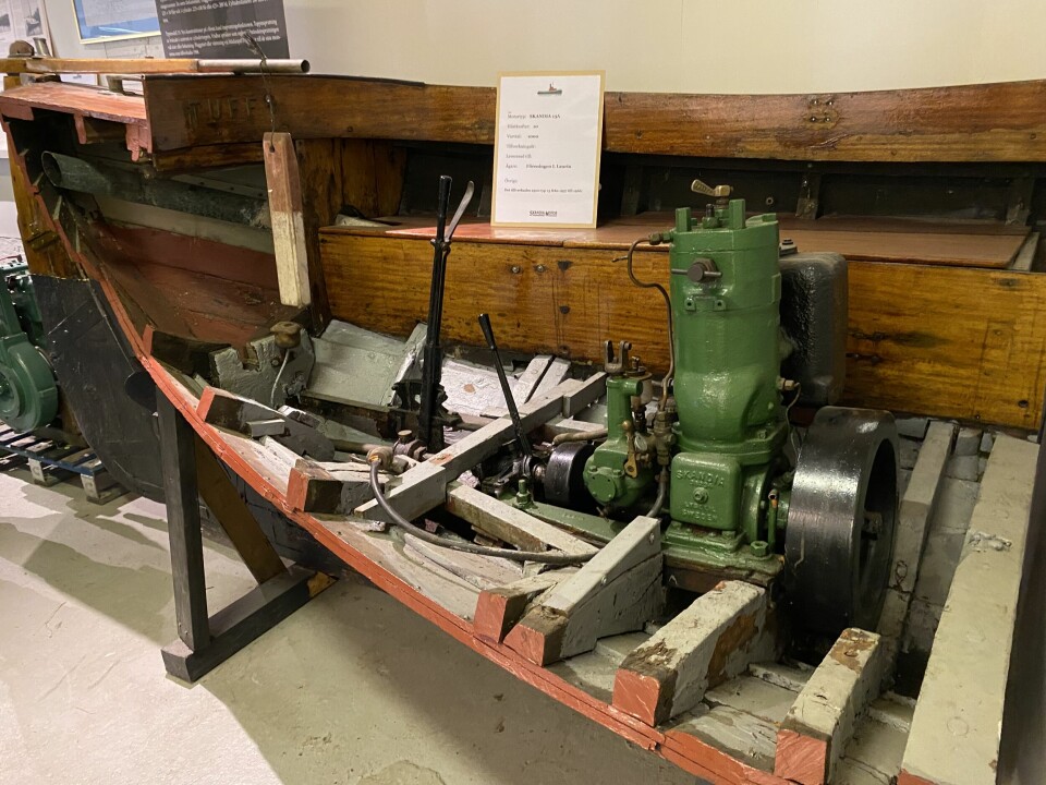 MUSEUM: På museet finner du også en gjennomskåret båt med en Skandia motor.