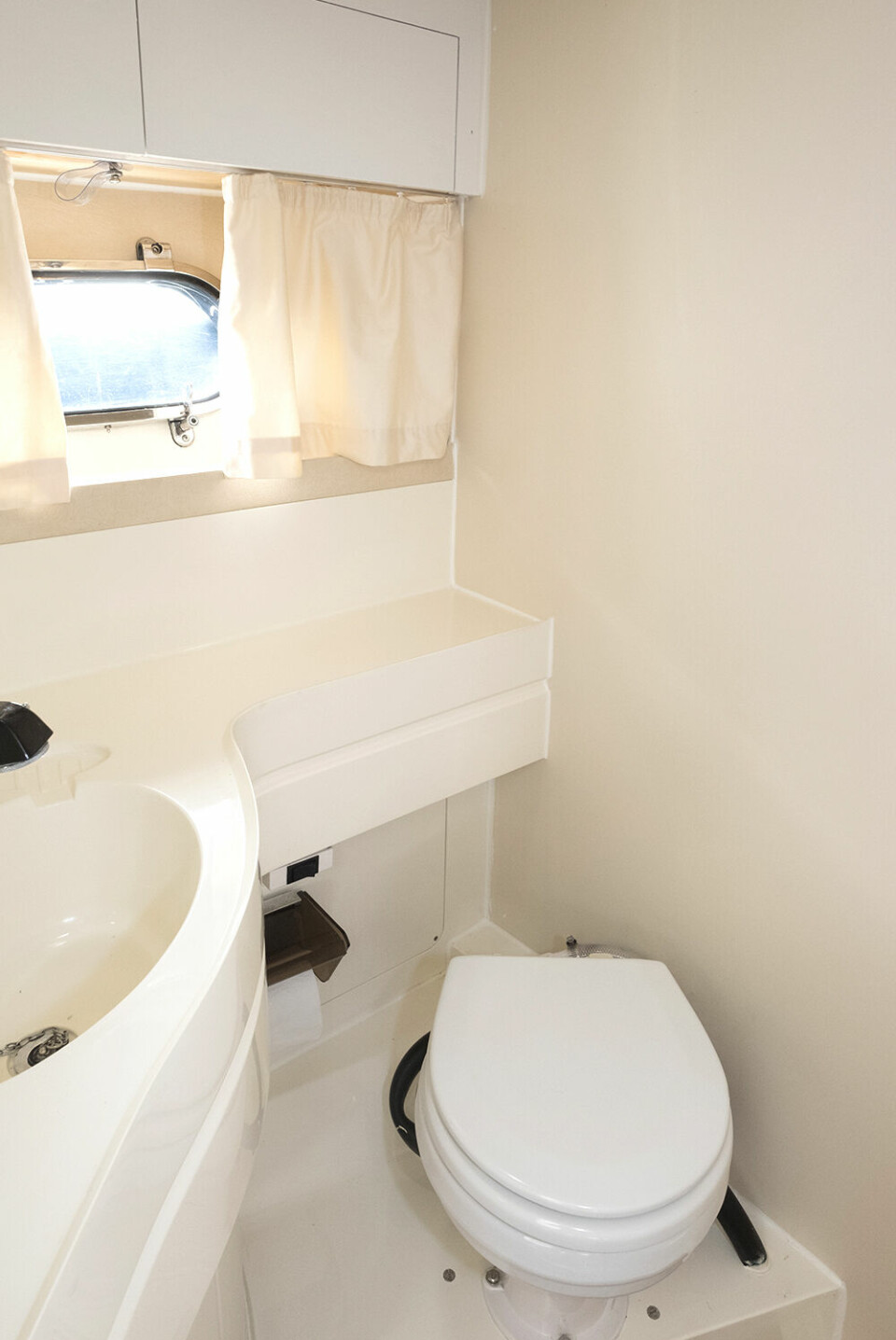 TOALETTROM: Toalettrommet er helt greit med trallverk på dørken og muligheter for å dusje. Det er ståhøyde på 177 centimeter.
