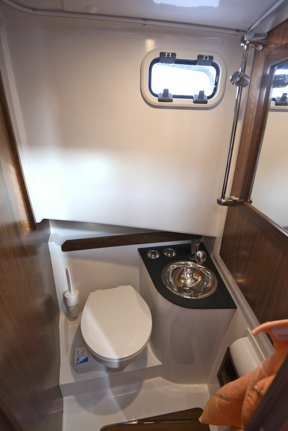 KOMPLETT: Toalettrommet har alle fasiliteter, inkludert god dusjmulighet og bra ståhøyde