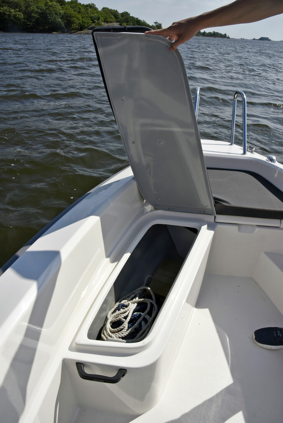 Ryds 488 Sport -PLASS TIL PUTER: I benken på babord side er det et langt stuverom med plass til blant annet putene.