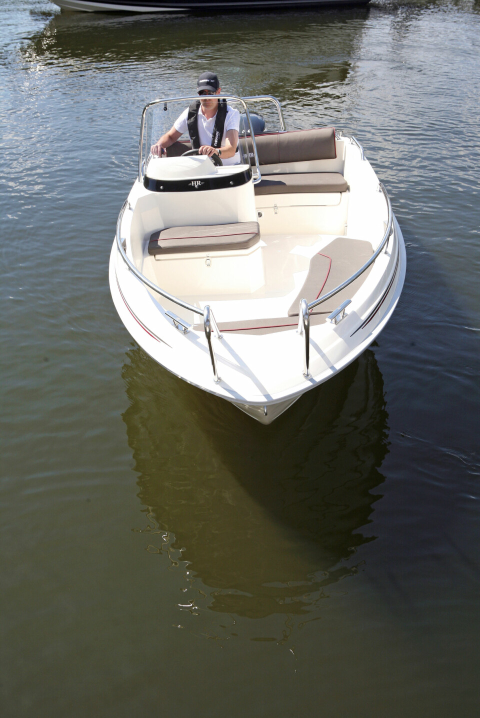 HR 442sc -PRAKTISK: Det er lett å bevege seg gjennom båten fra for til akter, og bra med sitteplasser.
