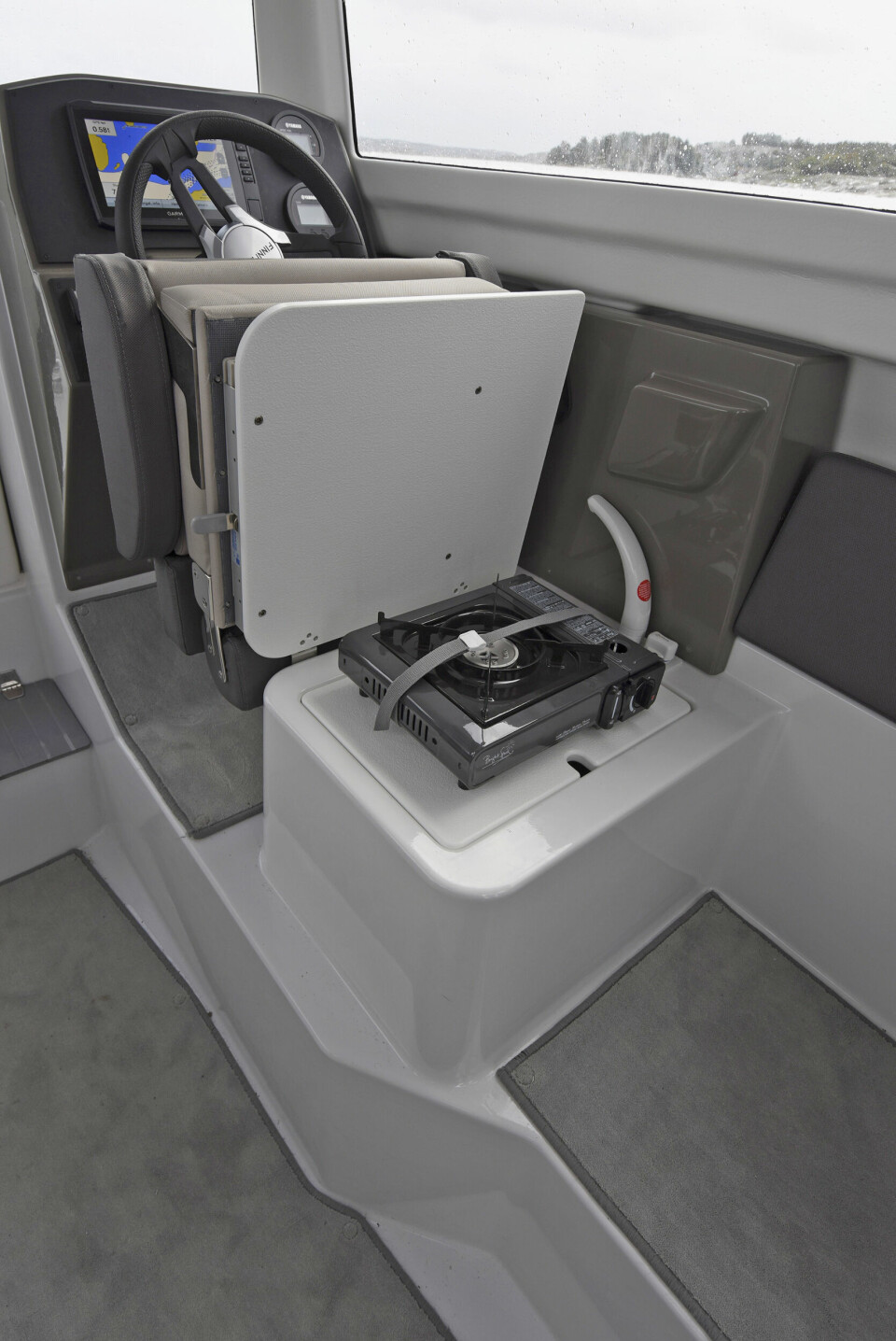 MINIBYSSE: Under førerstolen er det en modul med vask og et lite kokeapprat.