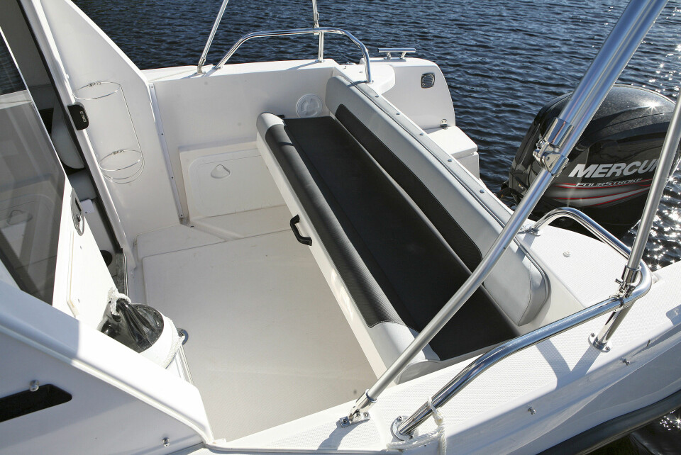 FOLDES: Aktersofaen kan foldes opp. Dermed får båten et stort og praktisk akterdekk for last eller sportsfiske.