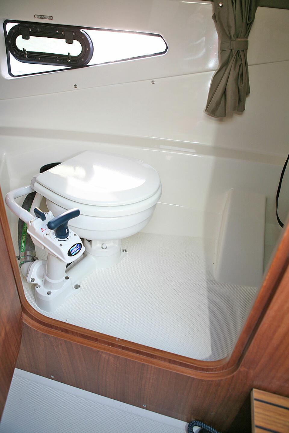 KOMPLETT: Det er ikke mange syv-meters daycruisere som har et så romslig og komplett, separat toalettrom. Her er det sjøvannstoalett, håndvask og ventil som kan åpnes for ventilasjon.
