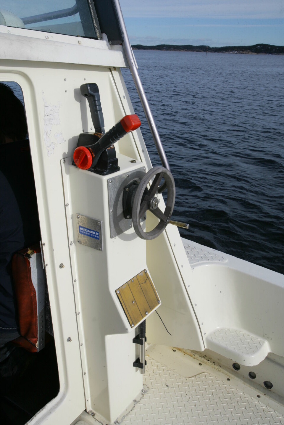LETTVINT: Den utvendige styreposisjonen er blant egenskapene som gjør 630 Sjark til en suveren bruksbåt.