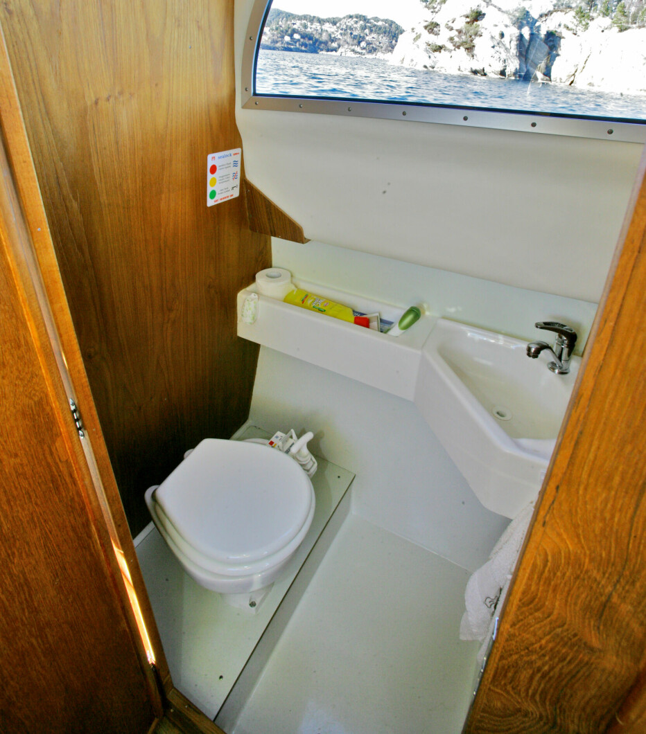 IKKE DUSJ: Toalettrommet er renskåret, men kun med det nødvendigste tilbudet. Et sjøvannstoalett, en vask og en liten hylle